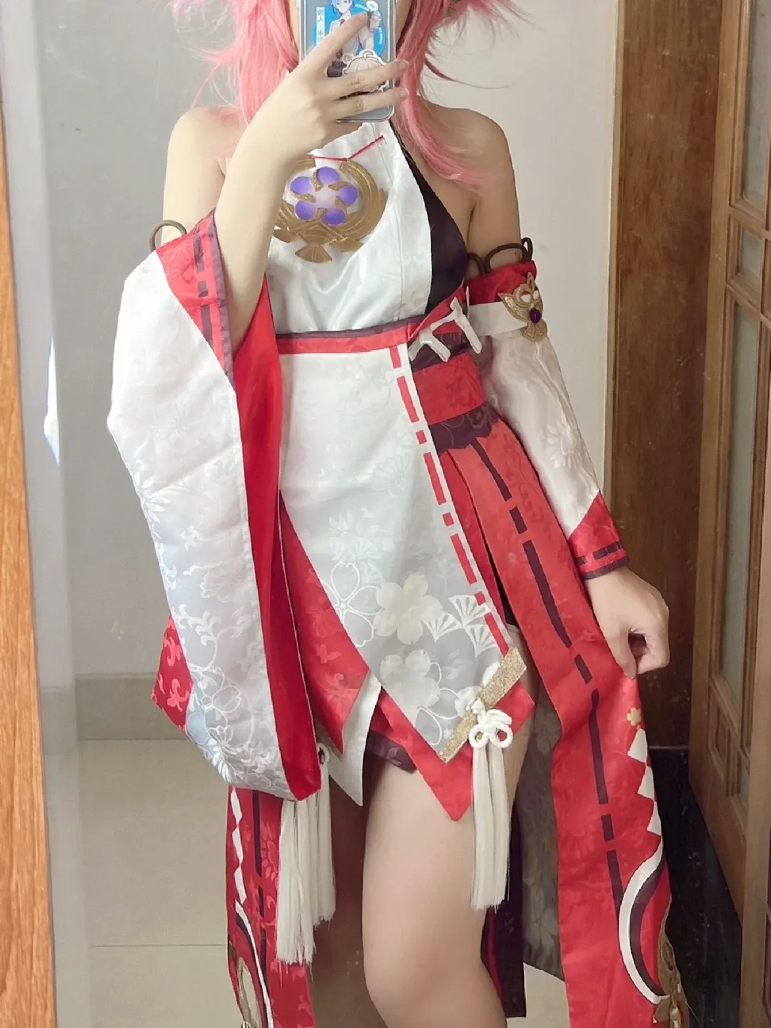 2D, Genshin Impact, Yae Miko cosplay, Mirror selfie, Onee-san cosplay