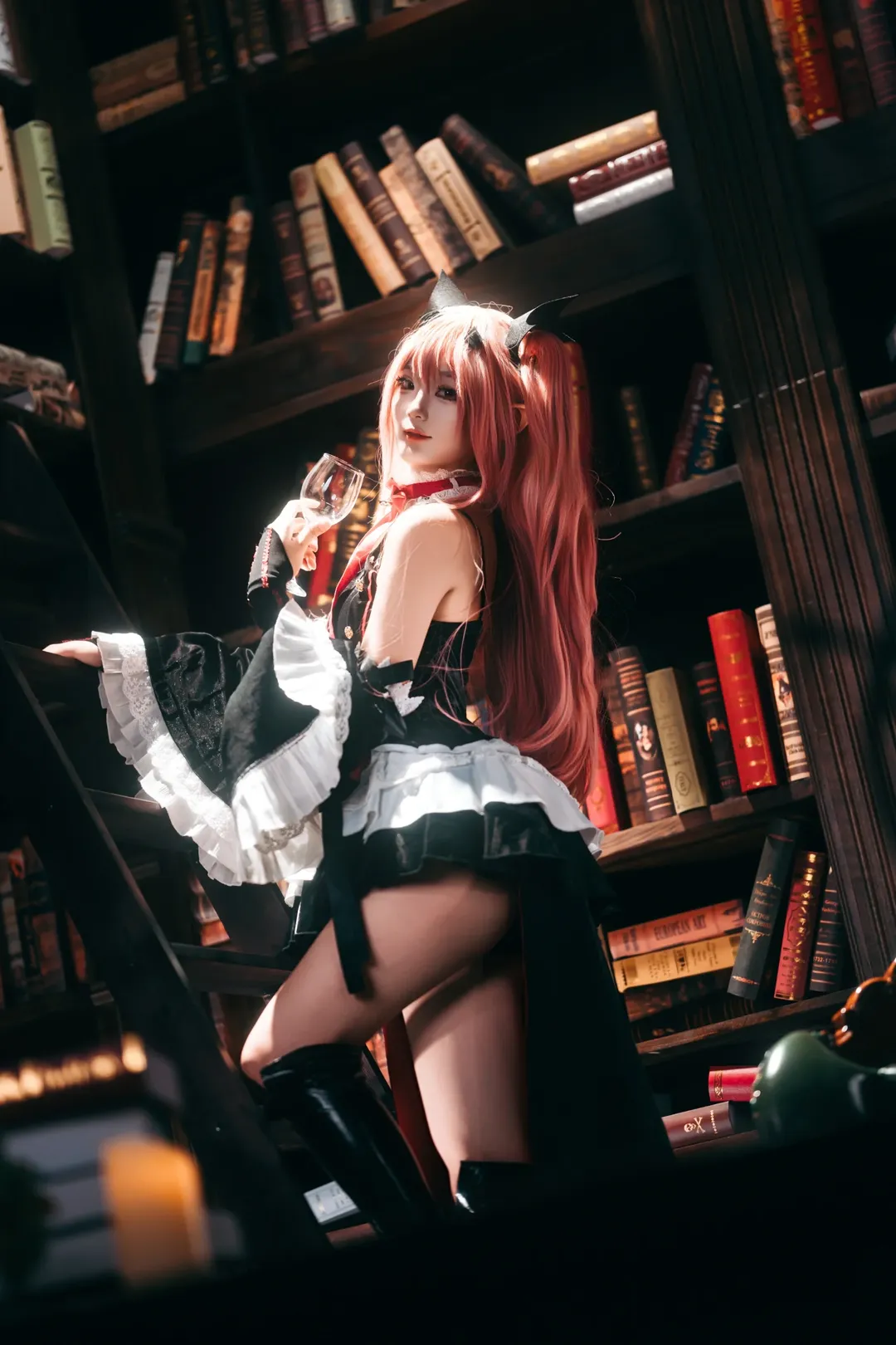 二次元コスプレ, ゴシック風コスプレ, クルルコスプレ, 終わりのセラフ, レトロ図書館での撮影 - 1枚目