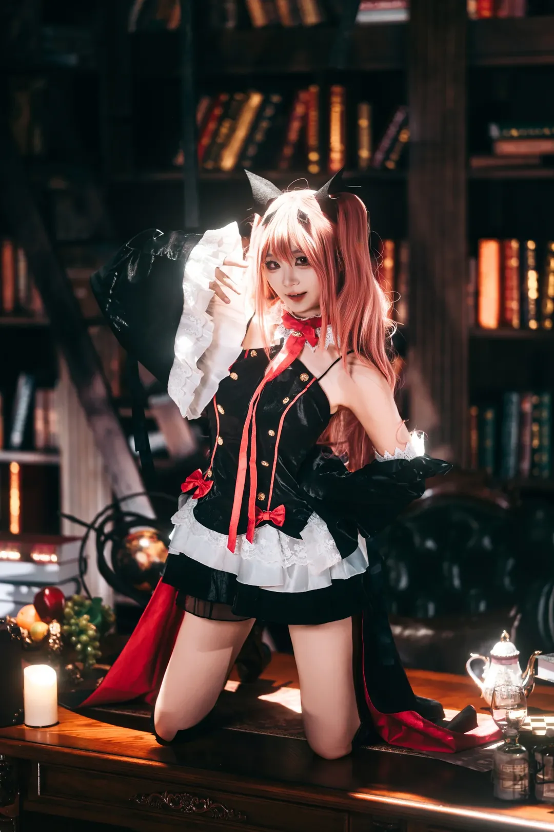 二次元コスプレ, ゴシック風コスプレ, クルルコスプレ, 終わりのセラフ, レトロ図書館での撮影 - 2枚目