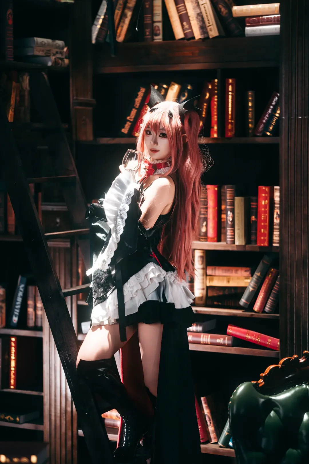 二次元コスプレ, ゴシック風コスプレ, クルルコスプレ, 終わりのセラフ, レトロ図書館での撮影 - 4枚目