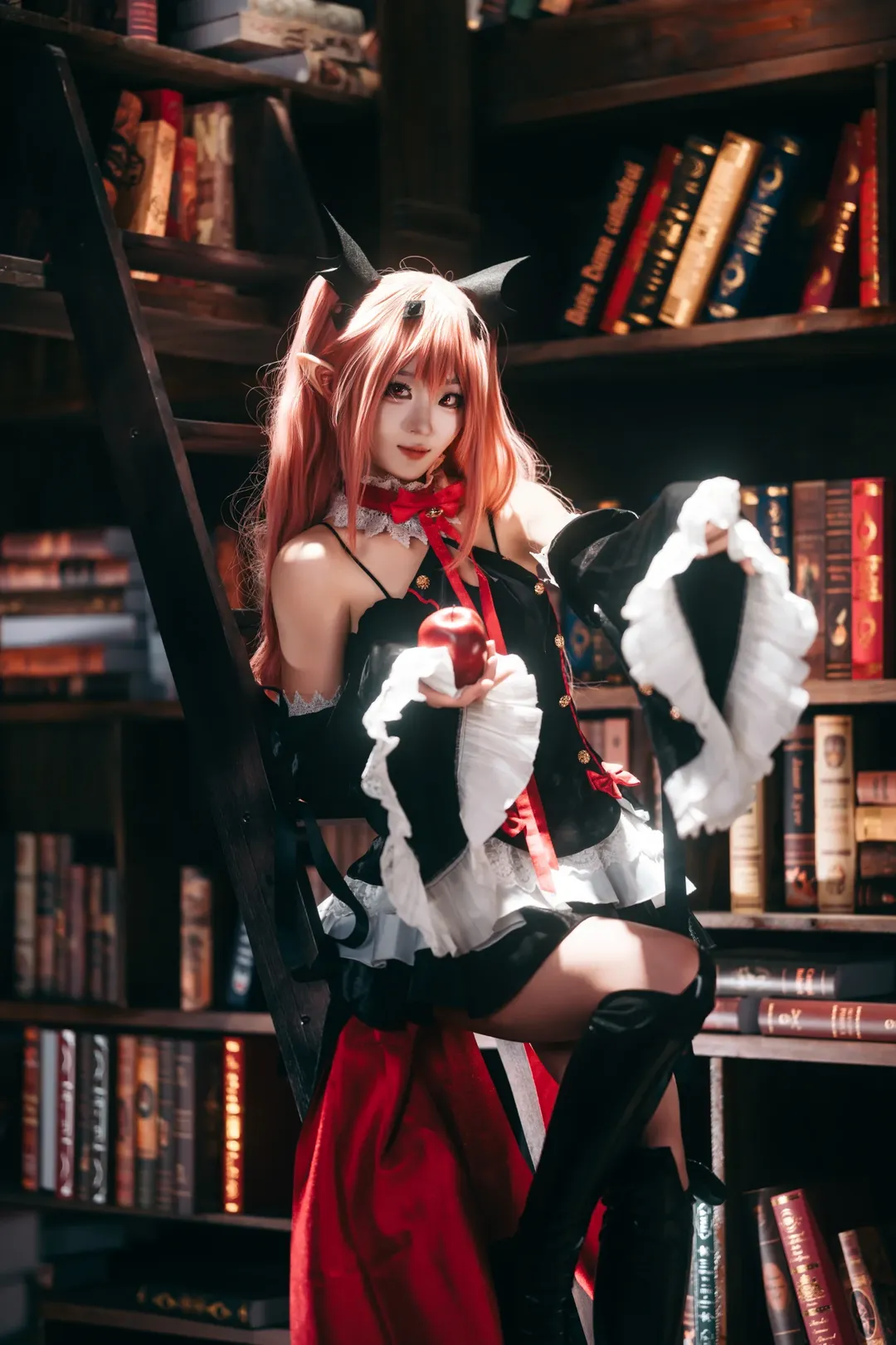 二次元コスプレ, ゴシック風コスプレ, クルルコスプレ, 終わりのセラフ, レトロ図書館での撮影 - 5枚目