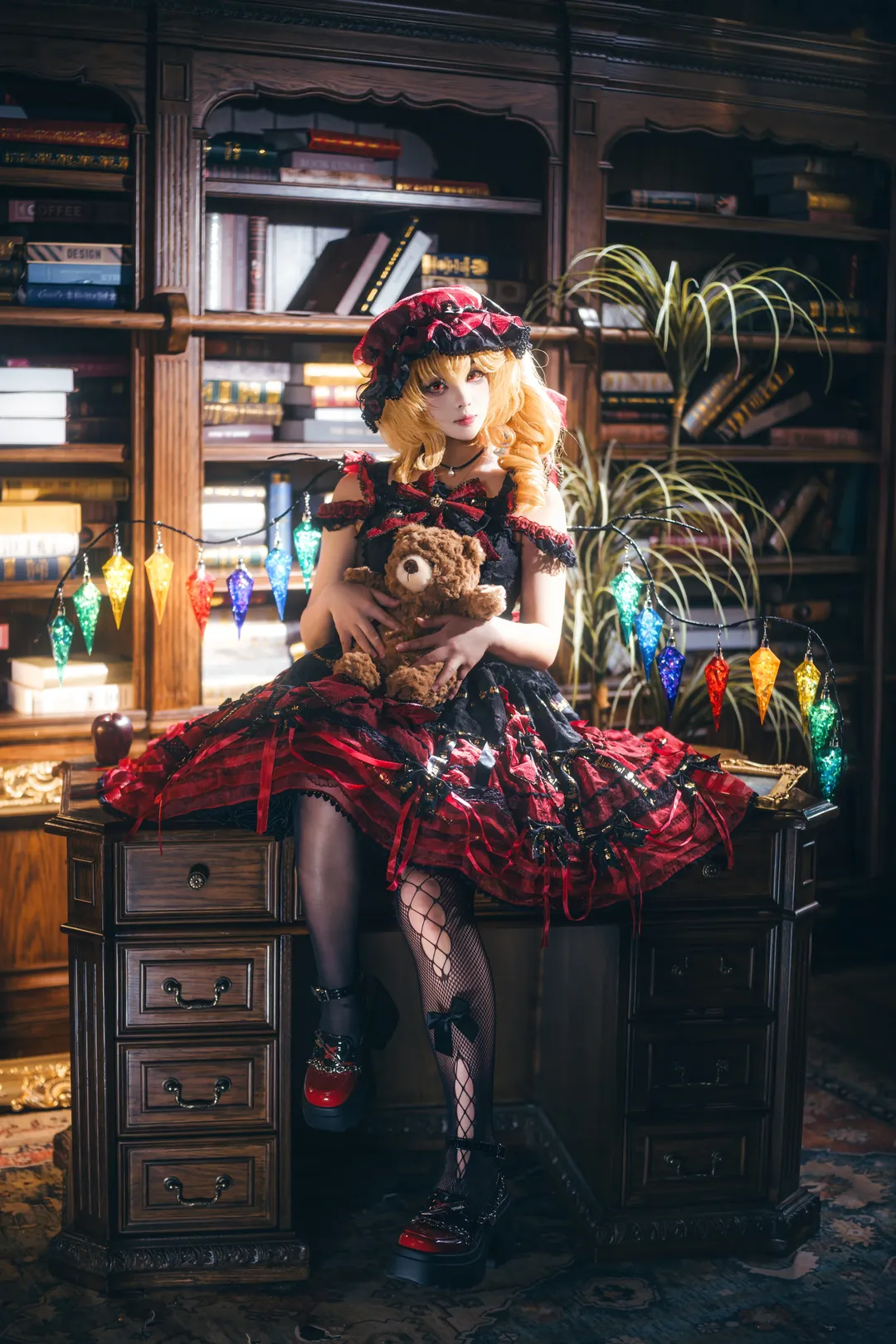 东方Project, 二次元cosplay, 哥特洛丽塔, 芙兰朵露斯卡雷特cos, 复古图书馆写真 - 第1张