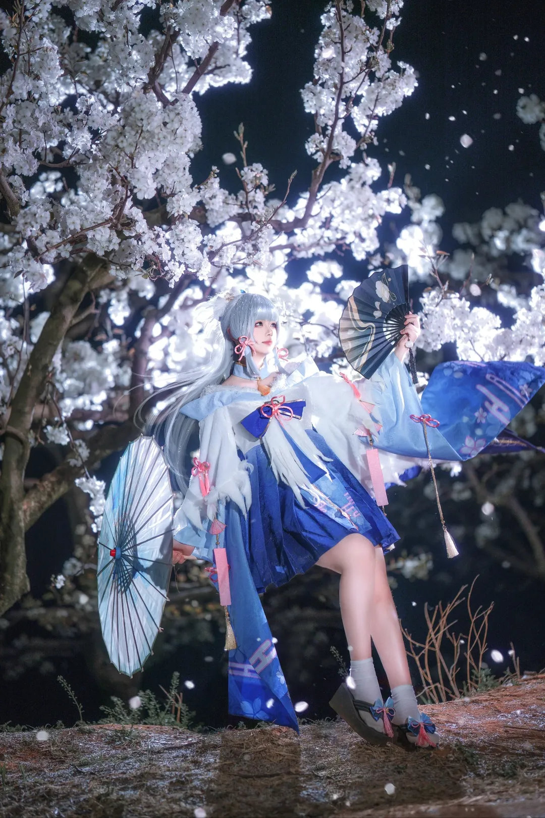 Genshin Impact, Kamisato Ayaka cosplay, Anime cosplay, Ancient-style role-playing, Night sakura photography - Image 1
