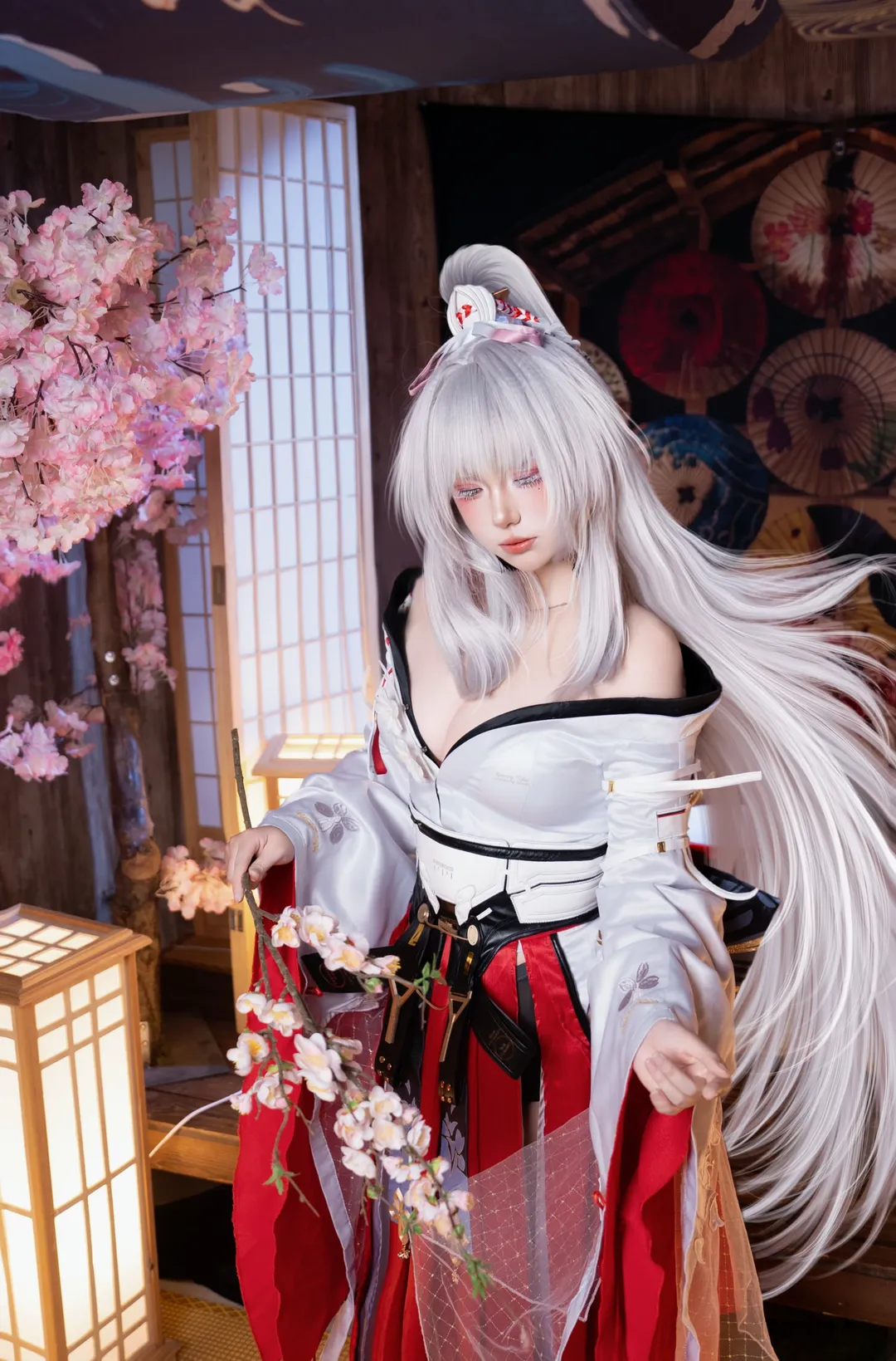 鸣潮, 二次元cosplay, 绯雪cos, 和风场景, 白毛造型 - 第1张