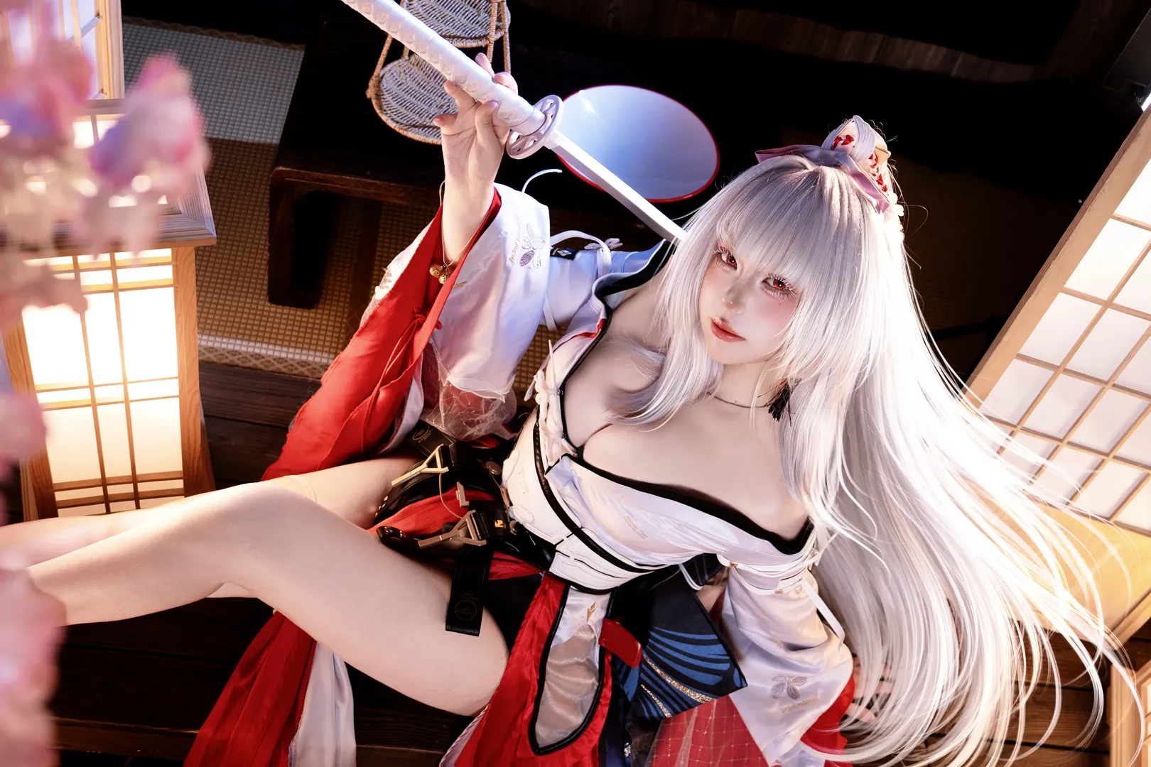Wuthering Waves, Anime cosplay, Hiyuki cosplay, Japanese style scene, White hair styling