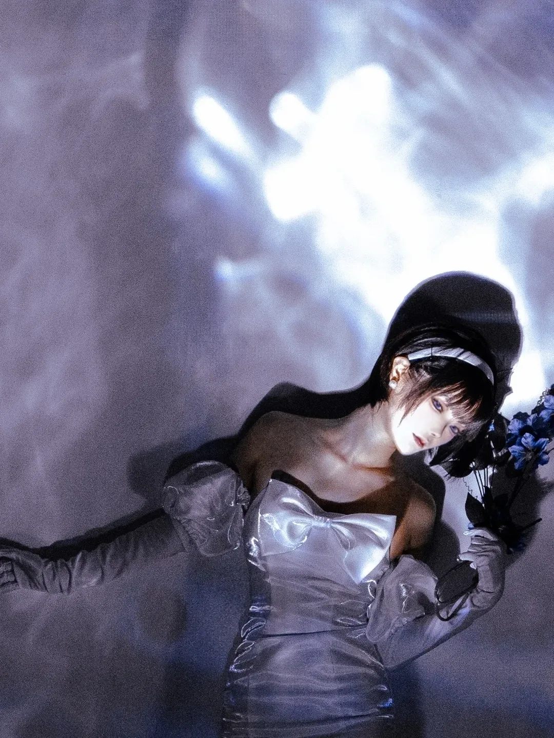 Stage atmosphere, Sua cosplay, ALIEN STAGE, Dark light and shadow photography, Silver-white dress cosplay