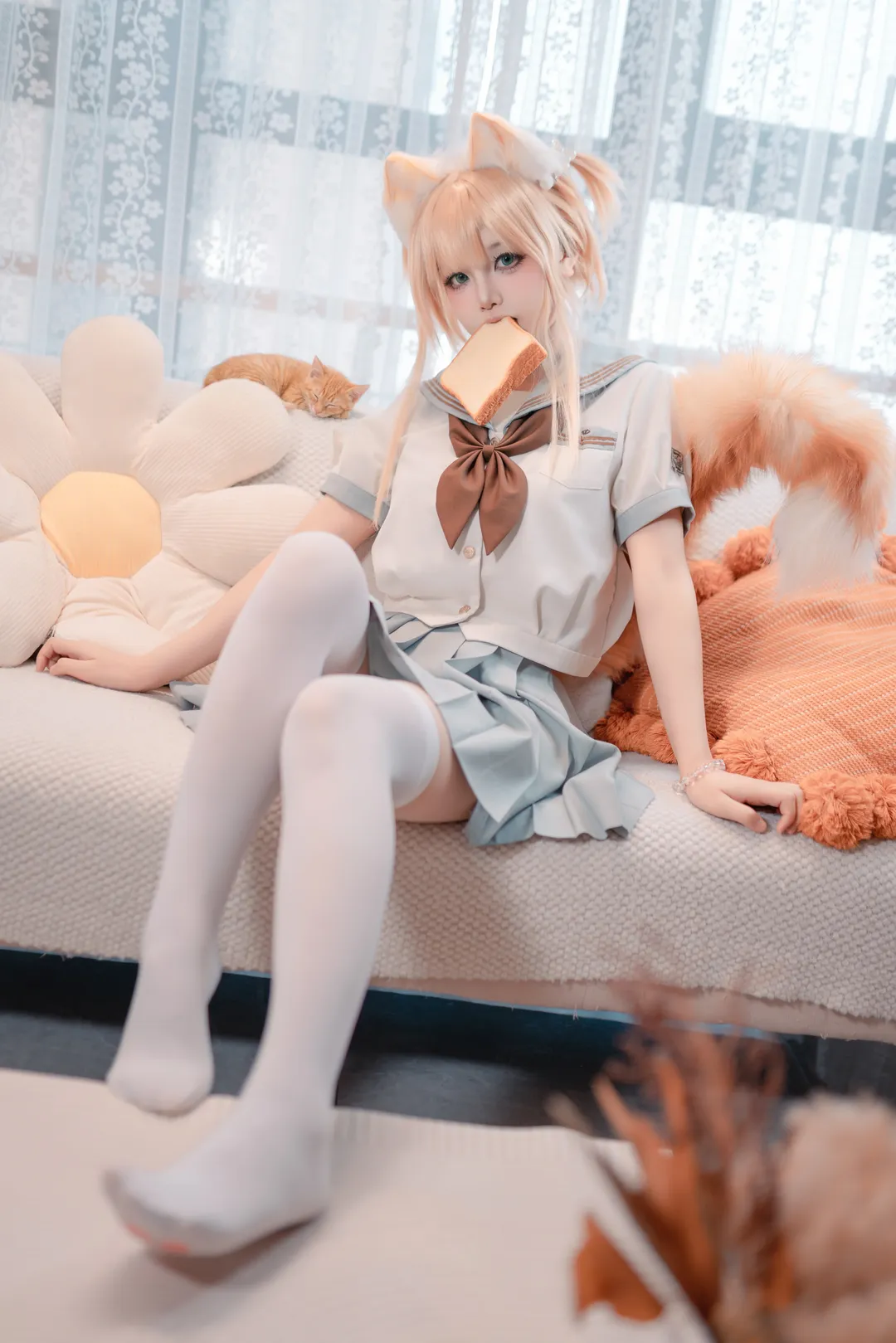 JK制服, コスプレ撮影, 白ニーソコーデ, 獣耳少女, 寝室の雰囲気 - 2枚目
