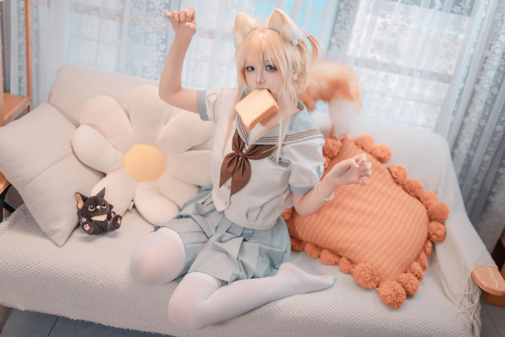JK制服, コスプレ撮影, 白ニーソコーデ, 獣耳少女, 寝室の雰囲気 - 3枚目