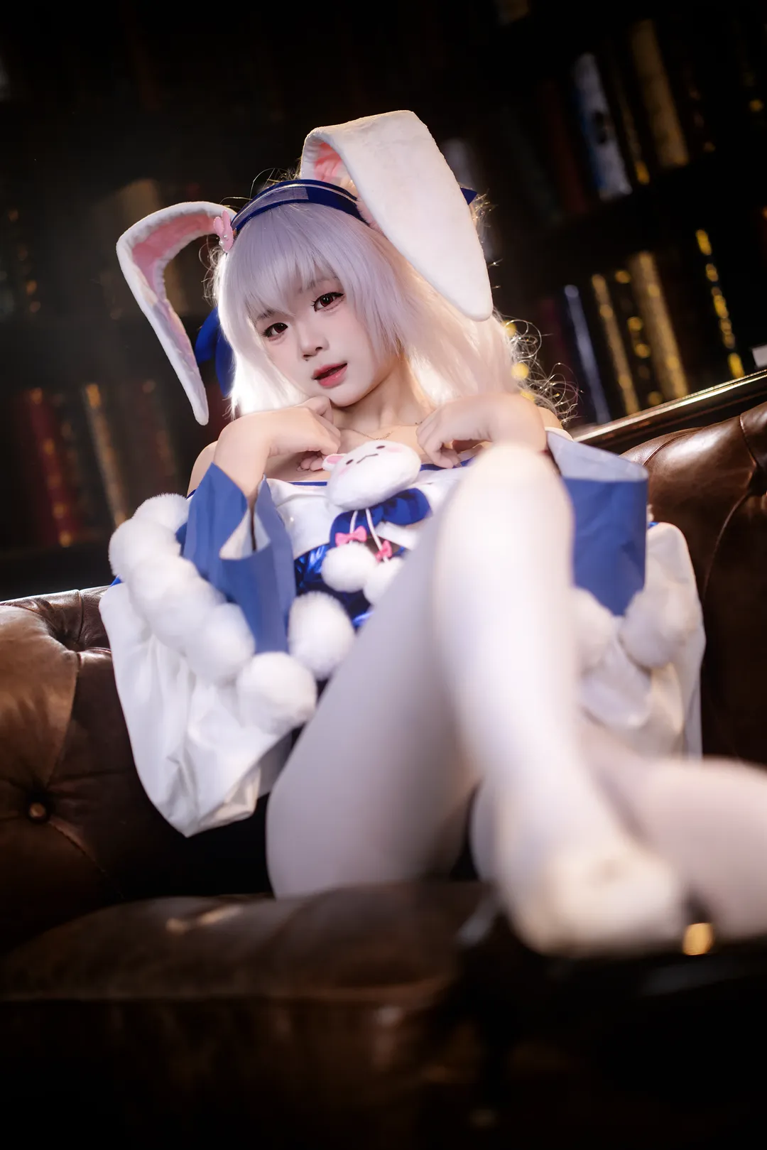 碧蓝航线, 拉菲cos, 氛围感写真, cosplay正片, 白丝兔耳 - 第1张