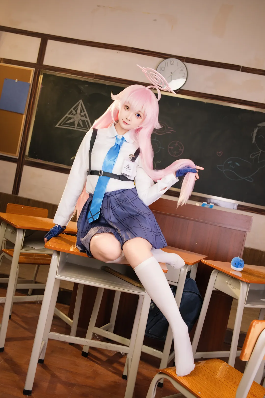 コスプレ, ブルーアーカイブ, 小鳥遊ホシノ コスプレ, 教室撮影, 二次元制服 - 4枚目