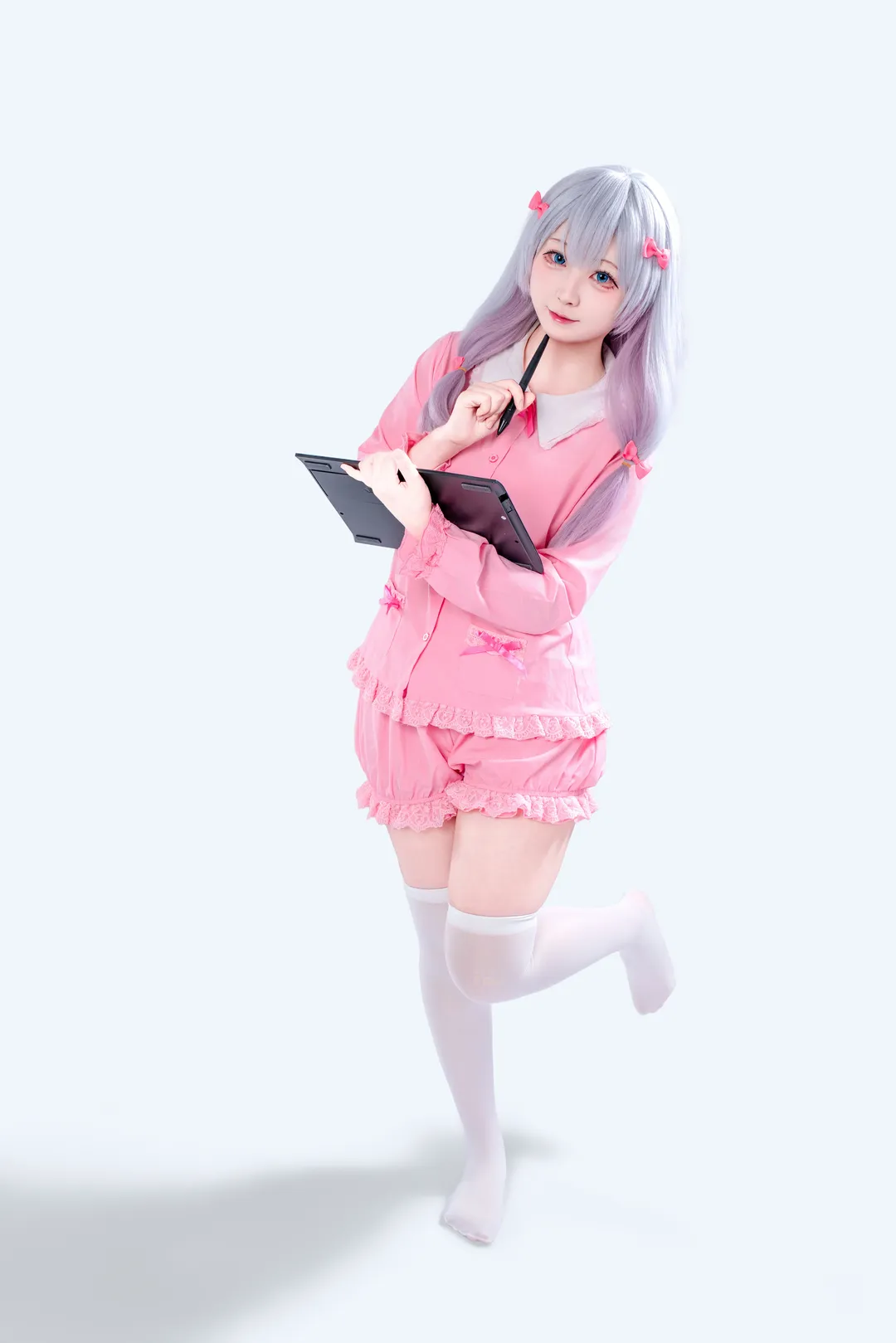 埃罗芒阿老师, 和泉纱雾cos, 银发双马尾, 白色过膝袜, 居家服cos - 第1张