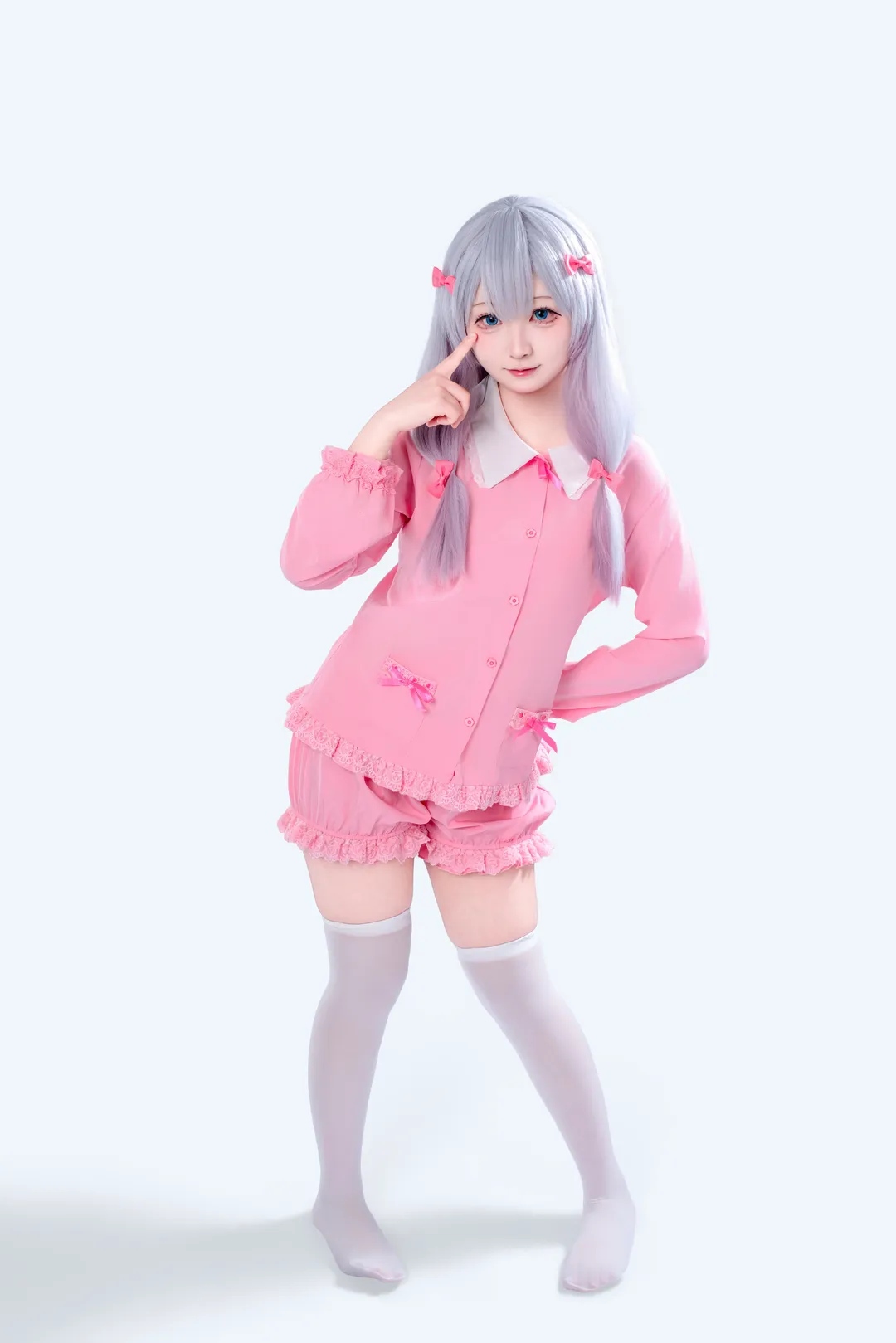 埃罗芒阿老师, 和泉纱雾cos, 银发双马尾, 白色过膝袜, 居家服cos - 第2张