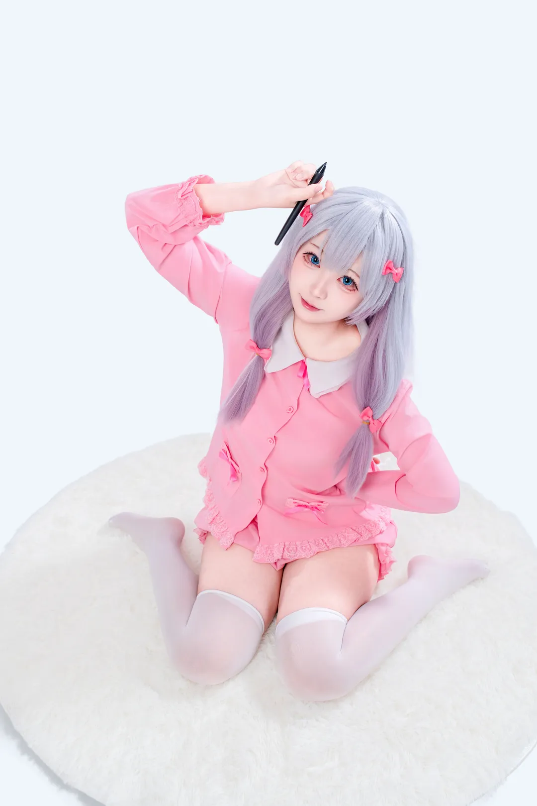埃罗芒阿老师, 和泉纱雾cos, 银发双马尾, 白色过膝袜, 居家服cos - 第3张