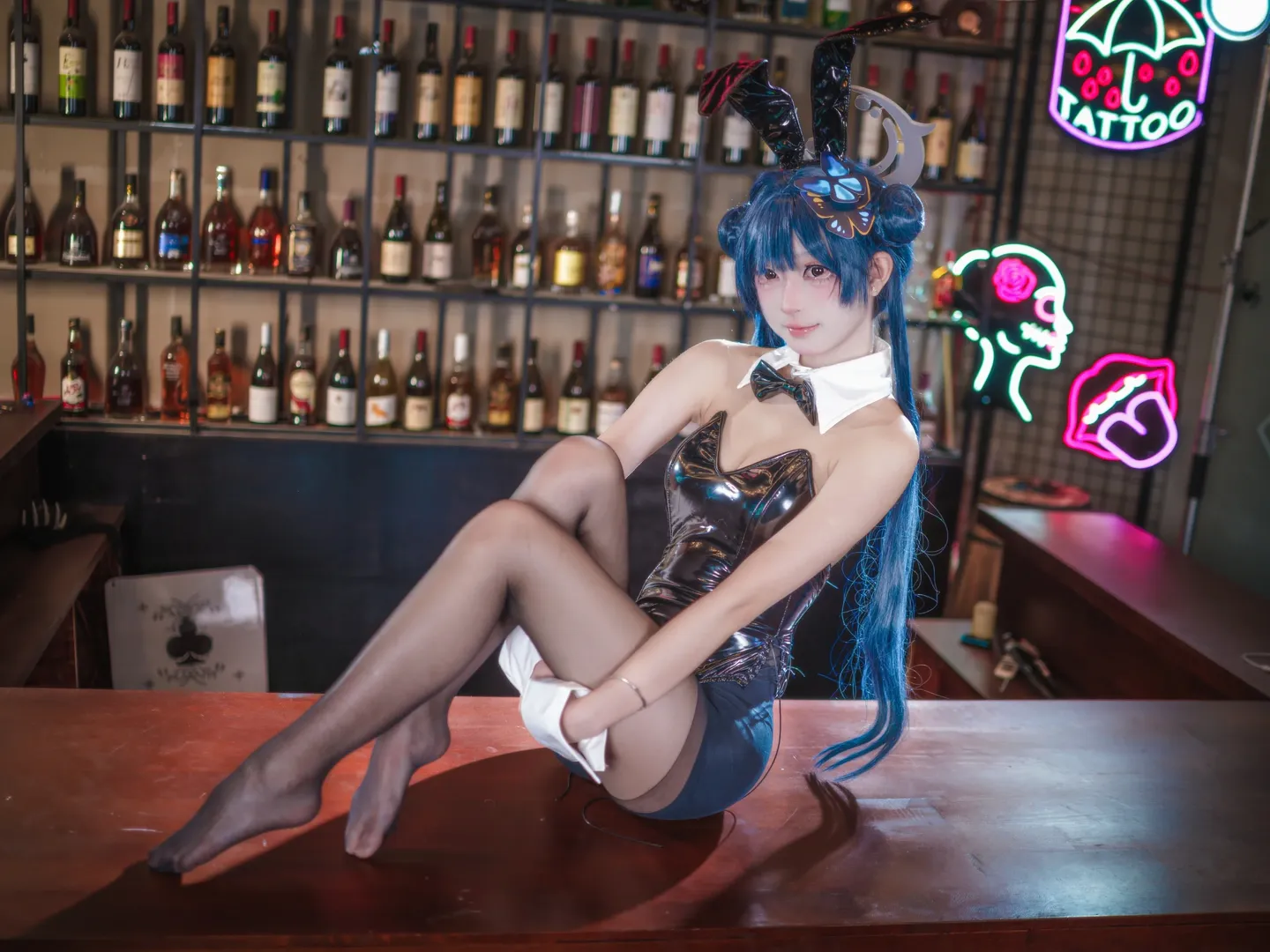 キサキ コスプレ, ブルーアーカイブ, バニーガール, コスプレ撮影, バーカウンターでのポートレート