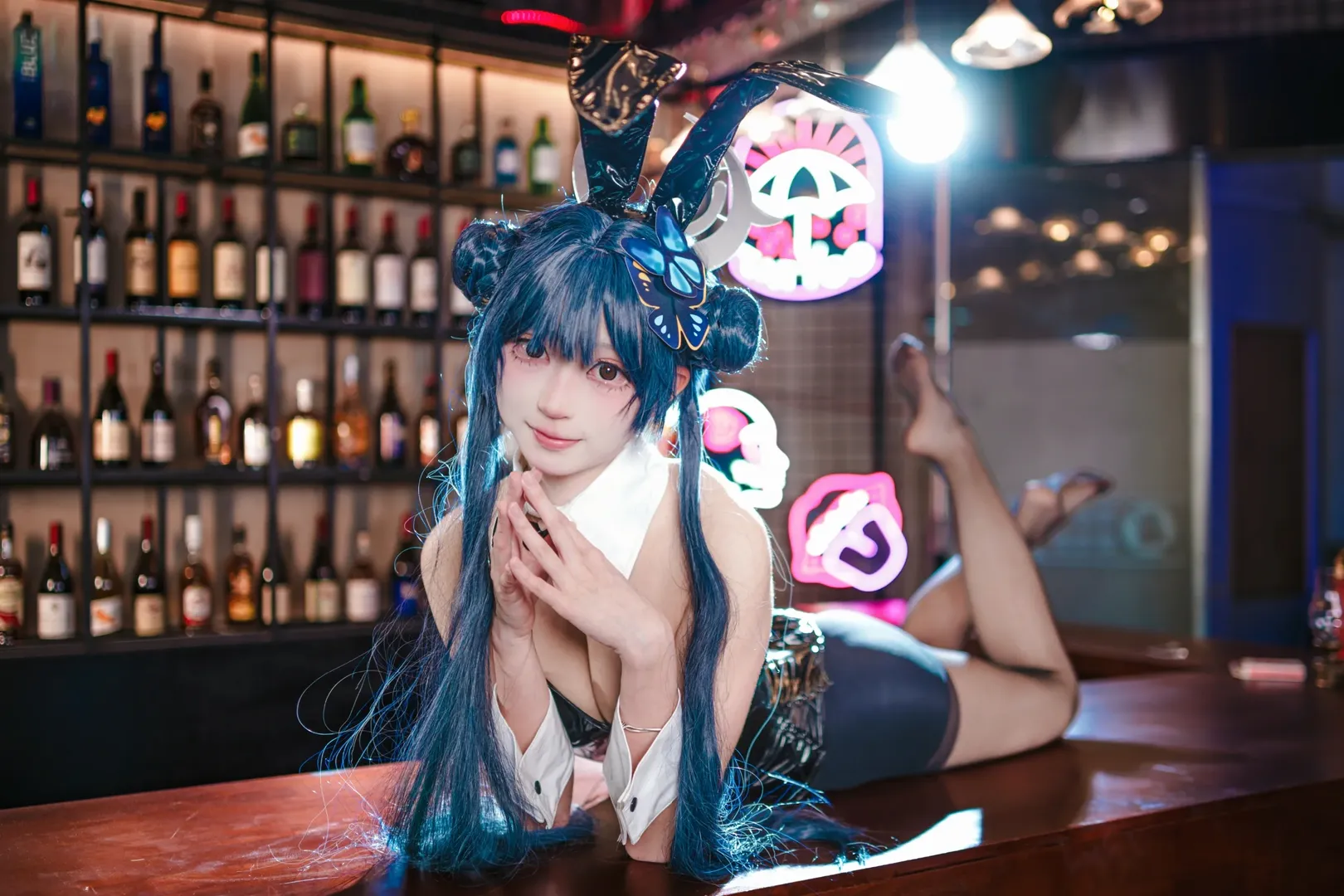 キサキ コスプレ, ブルーアーカイブ, バニーガール, コスプレ撮影, バーカウンターでのポートレート - 2枚目