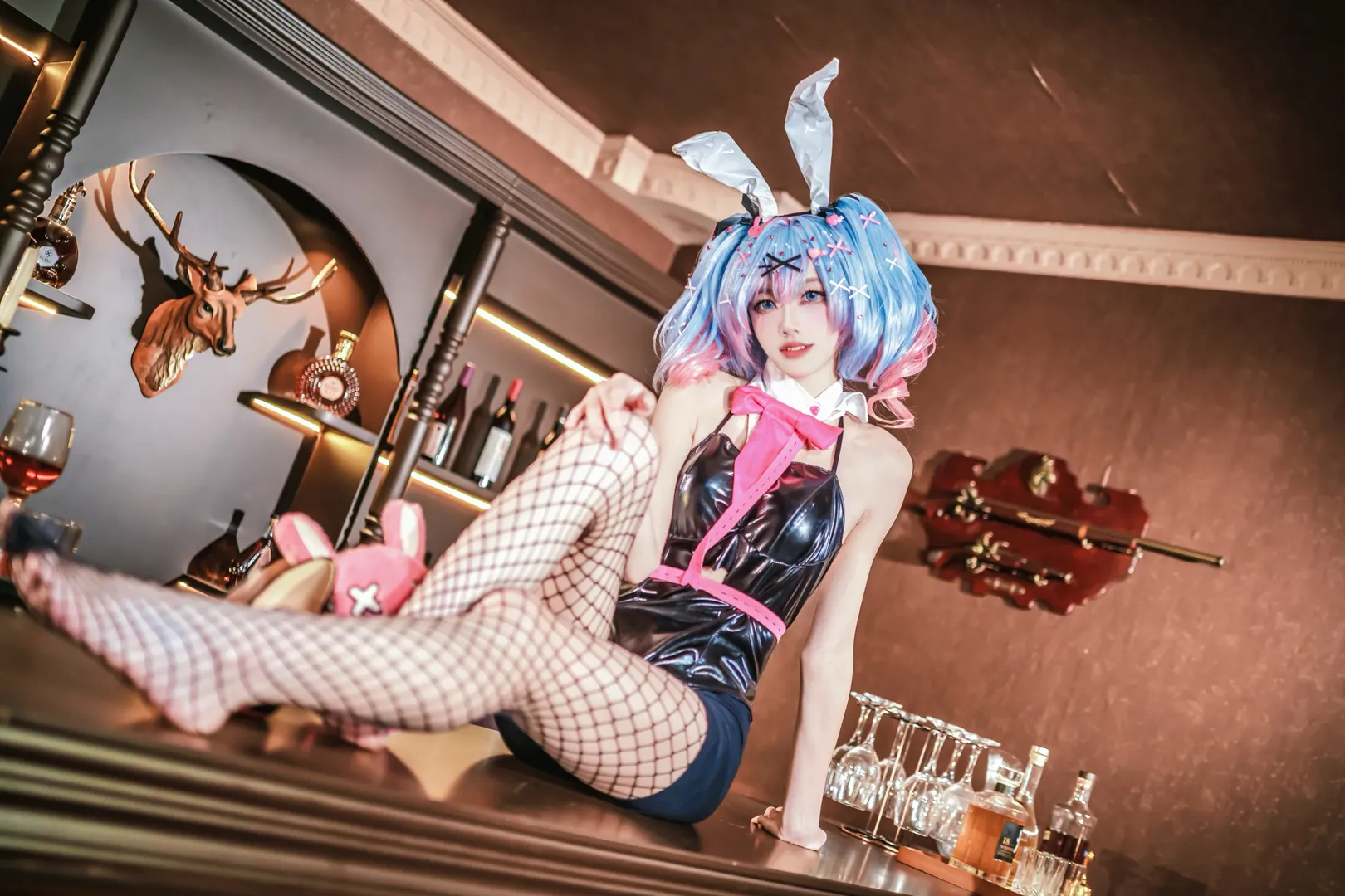 初音未来cos, 兔子洞, cosplay正片, 兔女郎穿搭, 吧台氛围 - 第2张