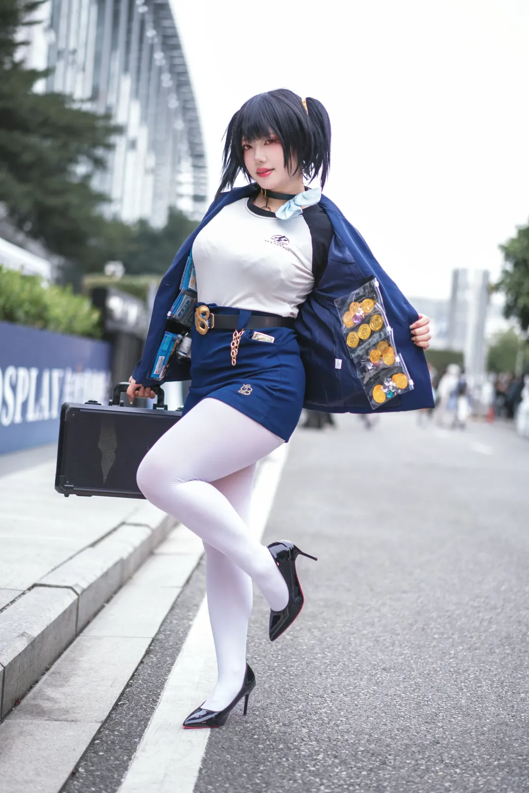 萤火虫漫展, 二次元cosplay, 胜利女神, 索拉cos, 黑色手提箱 - 第1张