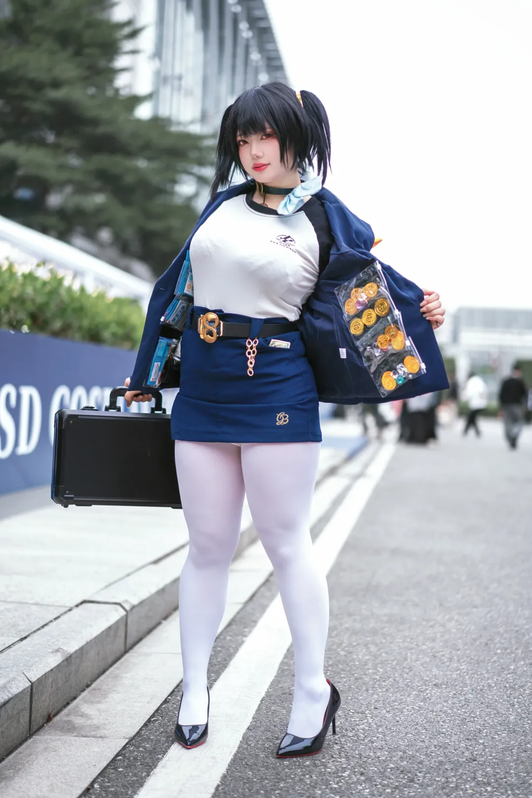 萤火虫漫展, 二次元cosplay, 胜利女神, 索拉cos, 黑色手提箱 - 第3张