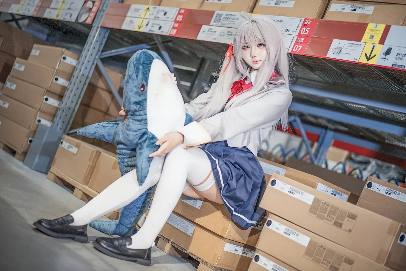 白毛cosplay, 艾莉同学cos, 不时轻声地以俄语遮羞的邻座艾莉同学, 学院风穿搭, 仓库人像摄影