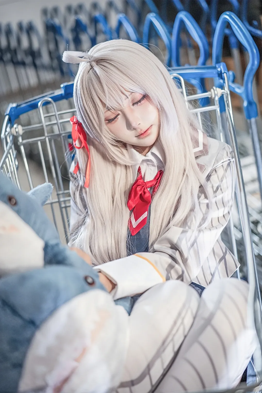 白毛cosplay, 艾莉同学cos, 不时轻声地以俄语遮羞的邻座艾莉同学, 学院风穿搭, 仓库人像摄影 - 第10张