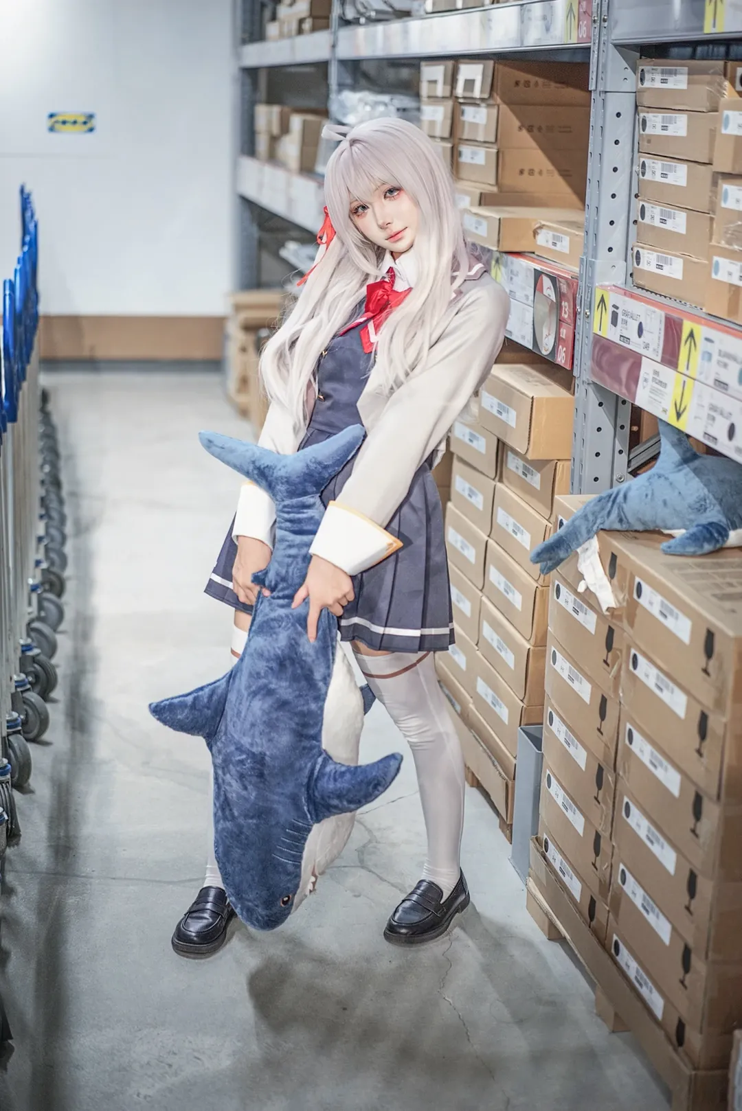 白毛cosplay, 艾莉同学cos, 不时轻声地以俄语遮羞的邻座艾莉同学, 学院风穿搭, 仓库人像摄影 - 第11张