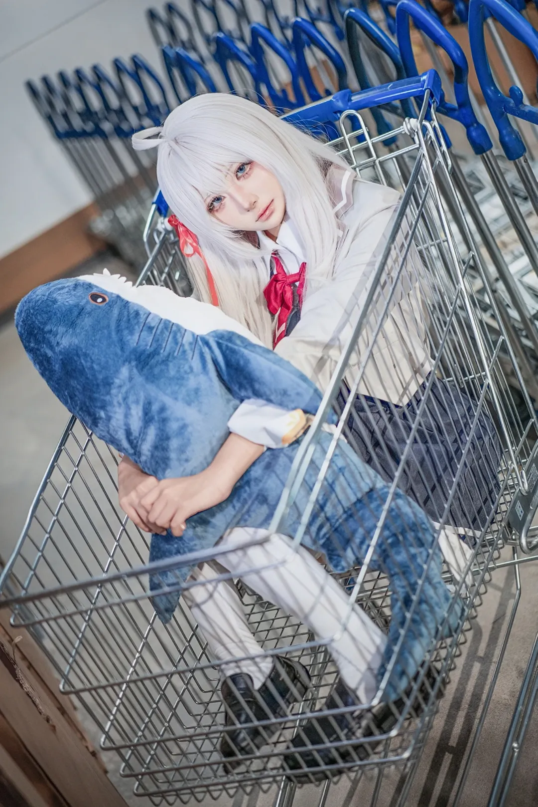 白毛cosplay, 艾莉同学cos, 不时轻声地以俄语遮羞的邻座艾莉同学, 学院风穿搭, 仓库人像摄影 - 第12张