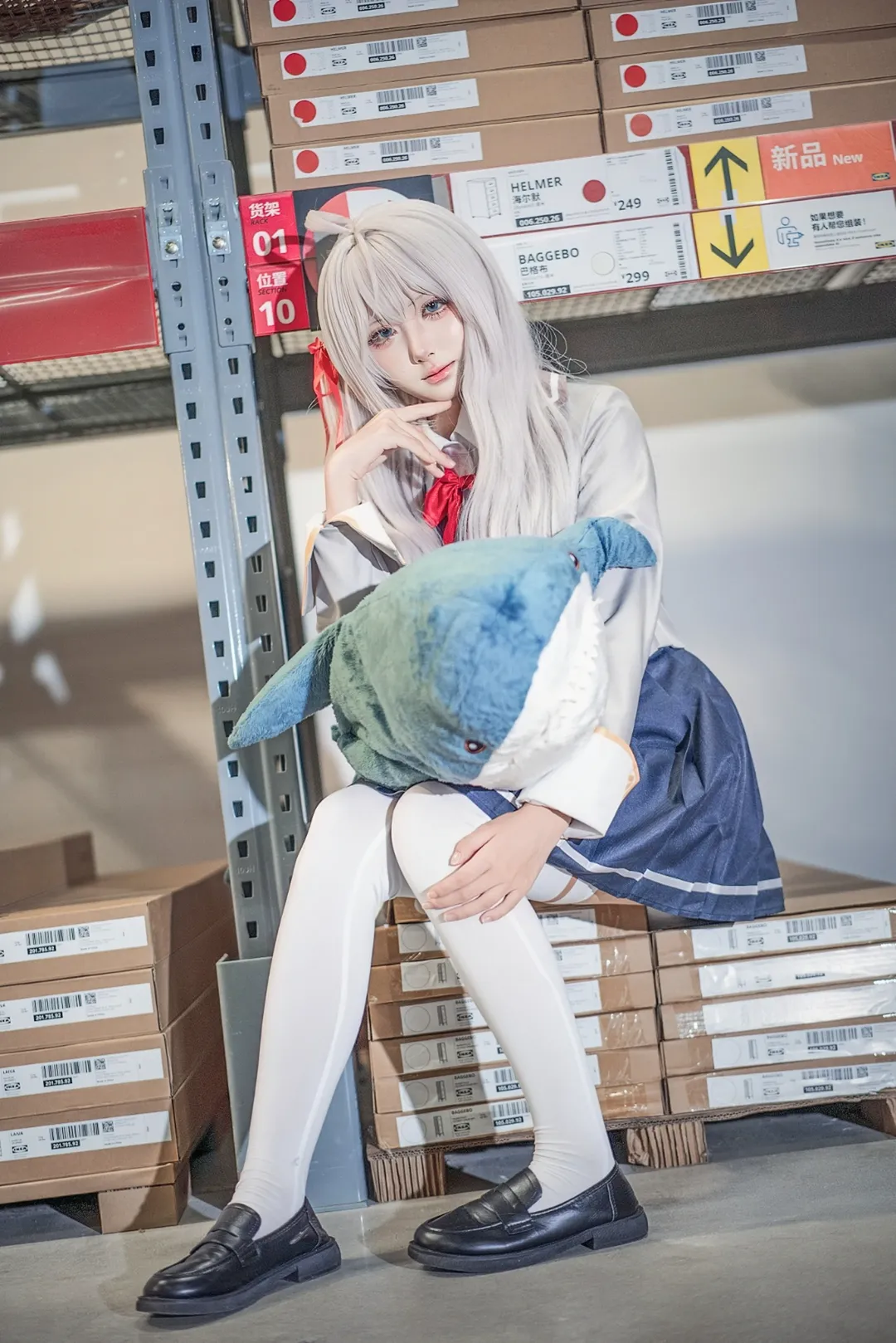 白毛cosplay, 艾莉同学cos, 不时轻声地以俄语遮羞的邻座艾莉同学, 学院风穿搭, 仓库人像摄影 - 第13张