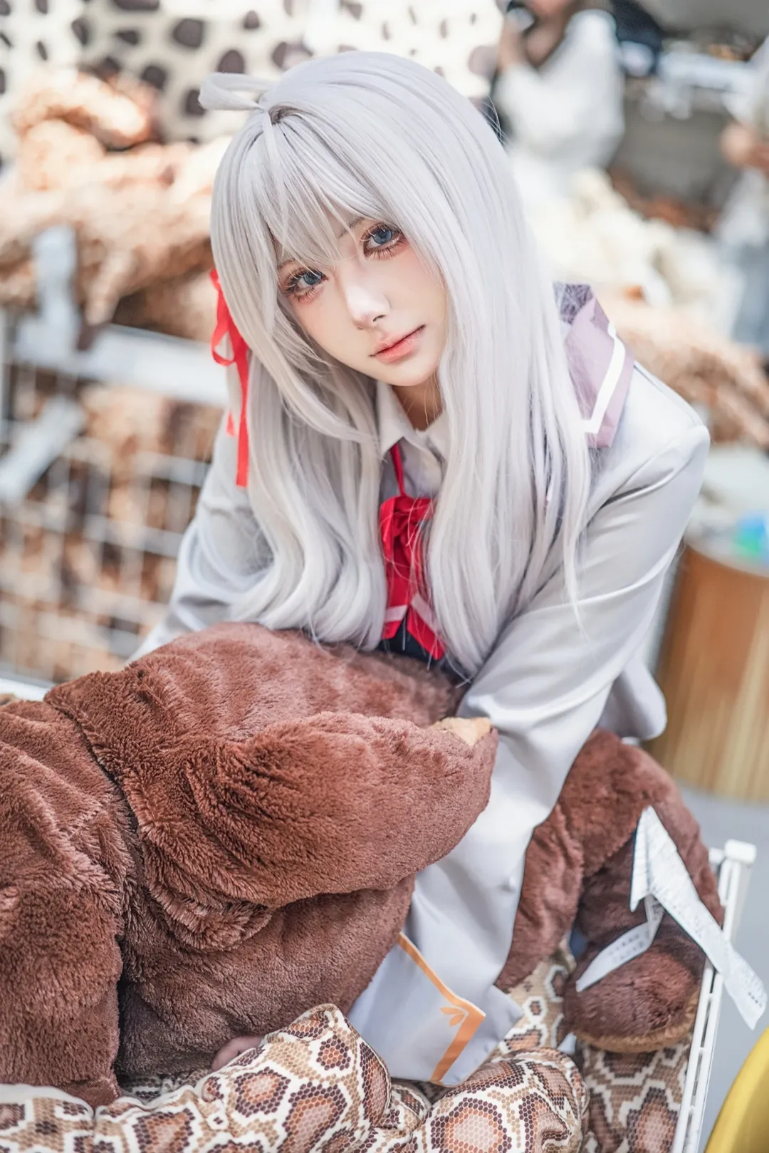 白毛cosplay, 艾莉同学cos, 不时轻声地以俄语遮羞的邻座艾莉同学, 学院风穿搭, 仓库人像摄影 - 第14张
