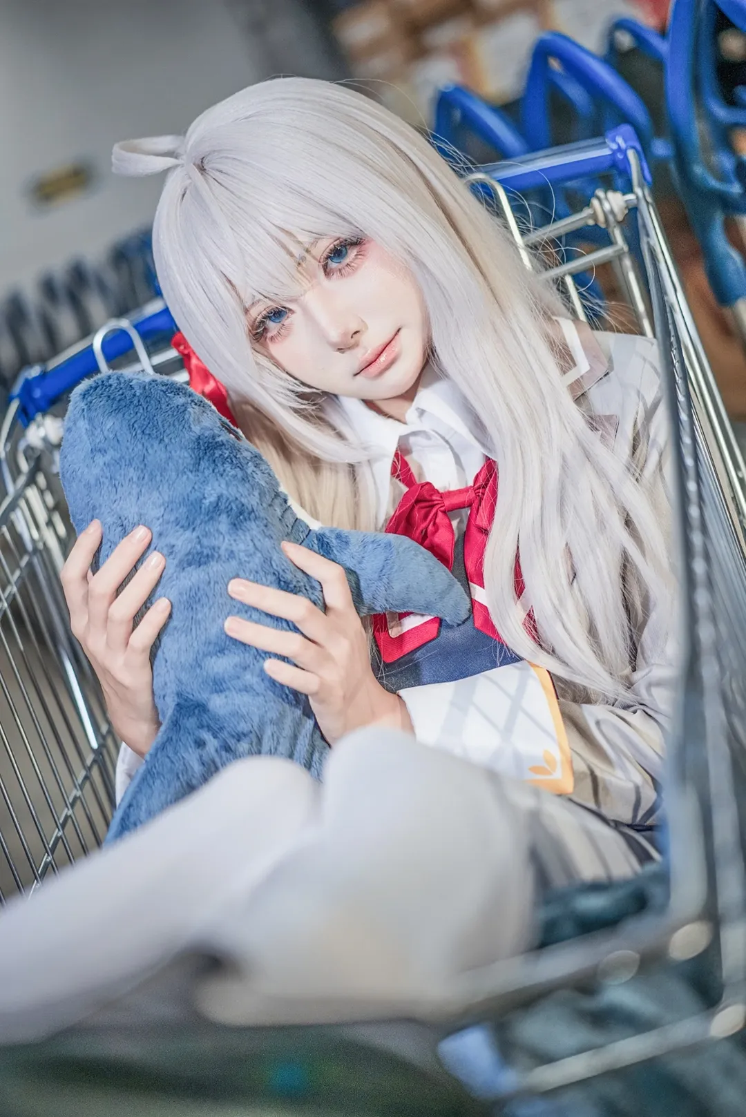 白毛cosplay, 艾莉同学cos, 不时轻声地以俄语遮羞的邻座艾莉同学, 学院风穿搭, 仓库人像摄影 - 第15张