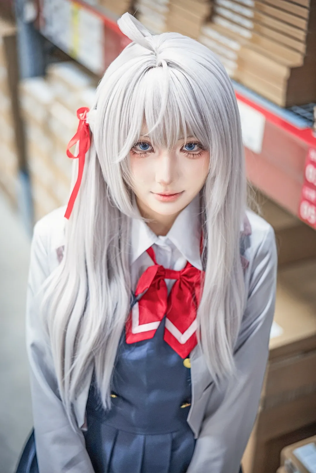 白毛cosplay, 艾莉同学cos, 不时轻声地以俄语遮羞的邻座艾莉同学, 学院风穿搭, 仓库人像摄影 - 第16张