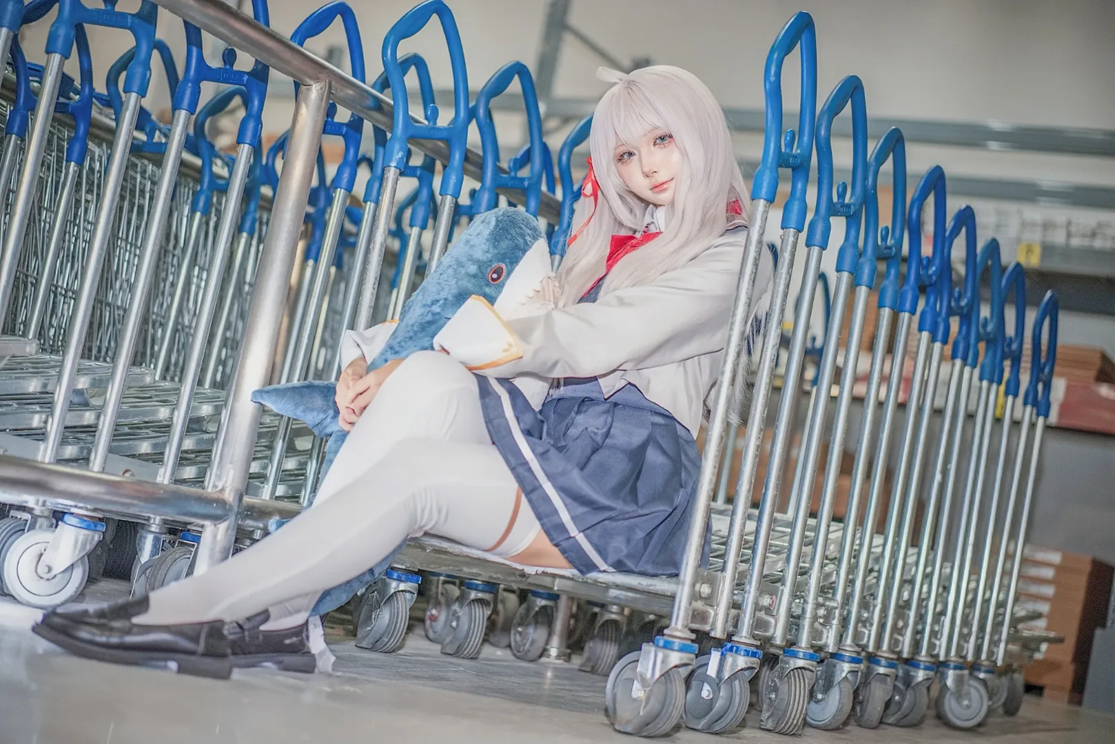 白毛cosplay, 艾莉同学cos, 不时轻声地以俄语遮羞的邻座艾莉同学, 学院风穿搭, 仓库人像摄影 - 第17张