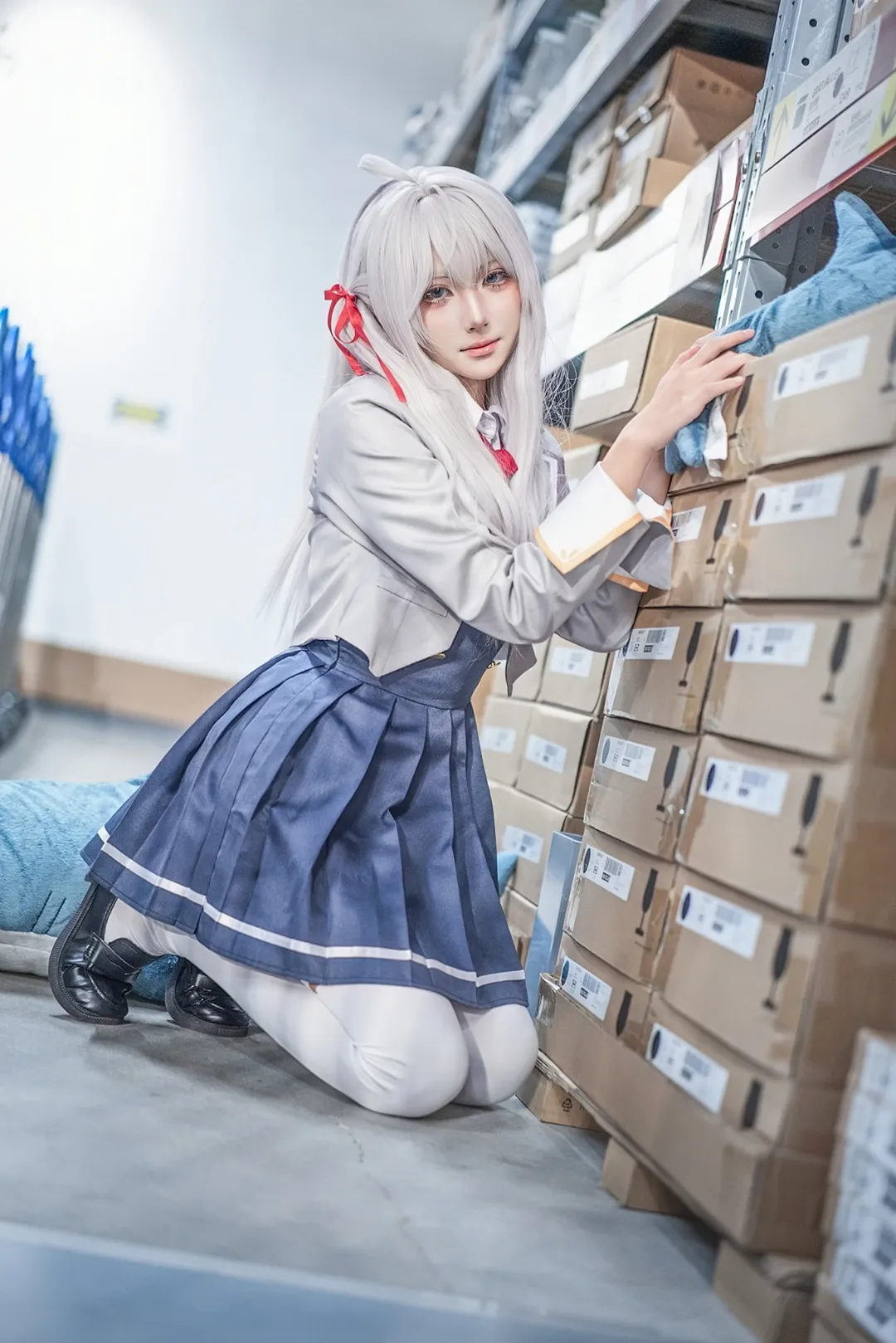 白毛cosplay, 艾莉同学cos, 不时轻声地以俄语遮羞的邻座艾莉同学, 学院风穿搭, 仓库人像摄影 - 第18张