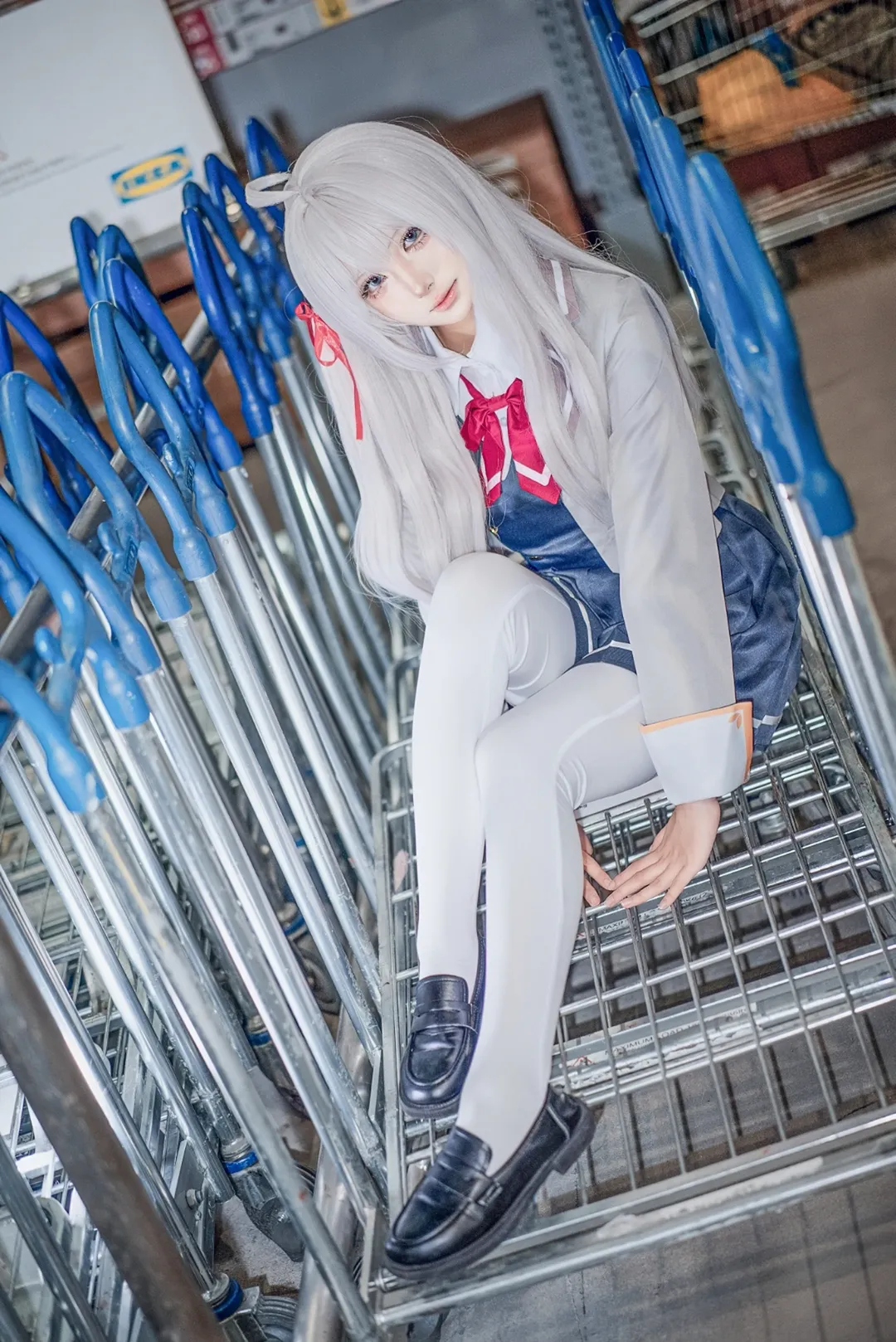 白毛cosplay, 艾莉同学cos, 不时轻声地以俄语遮羞的邻座艾莉同学, 学院风穿搭, 仓库人像摄影 - 第2张