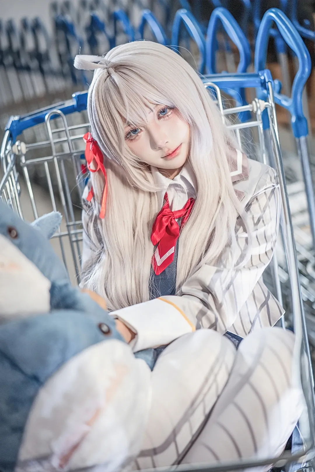 白毛cosplay, 艾莉同学cos, 不时轻声地以俄语遮羞的邻座艾莉同学, 学院风穿搭, 仓库人像摄影 - 第3张