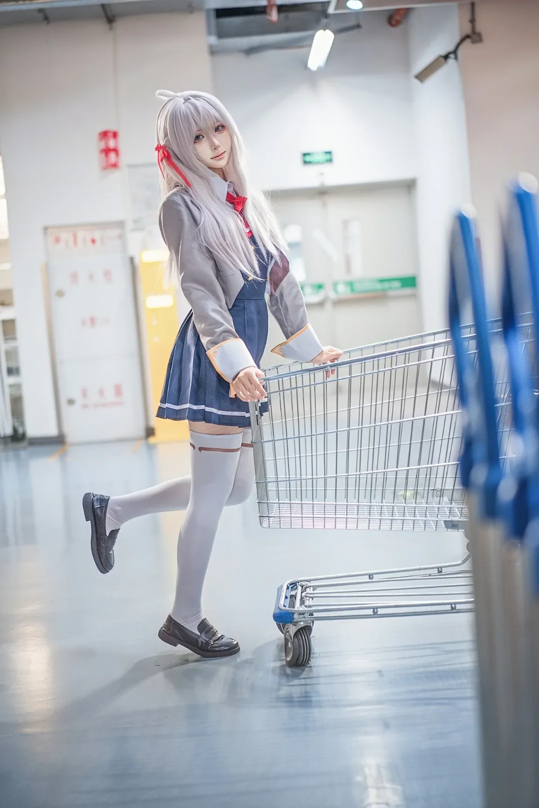白毛cosplay, 艾莉同学cos, 不时轻声地以俄语遮羞的邻座艾莉同学, 学院风穿搭, 仓库人像摄影 - 第4张