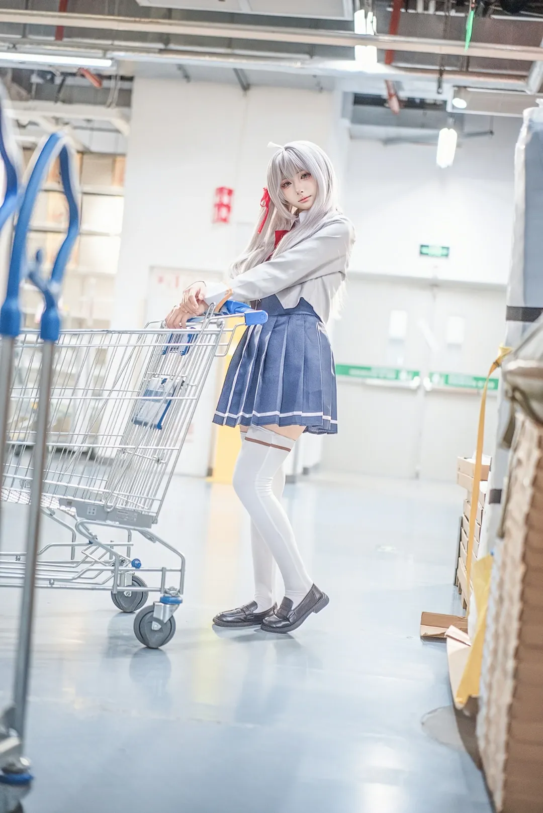 白毛cosplay, 艾莉同学cos, 不时轻声地以俄语遮羞的邻座艾莉同学, 学院风穿搭, 仓库人像摄影 - 第5张