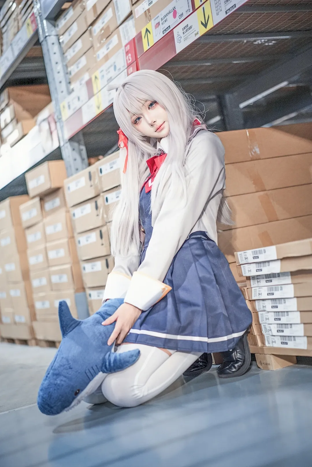 白毛cosplay, 艾莉同学cos, 不时轻声地以俄语遮羞的邻座艾莉同学, 学院风穿搭, 仓库人像摄影 - 第6张