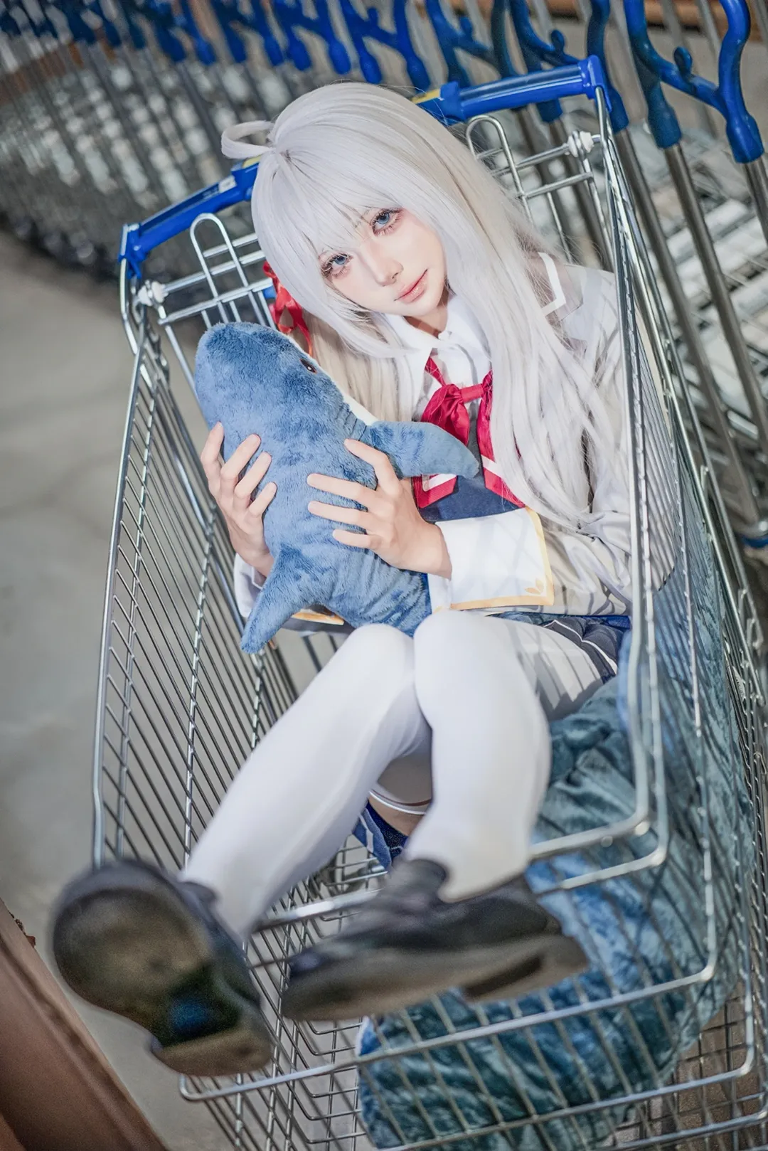 白毛cosplay, 艾莉同学cos, 不时轻声地以俄语遮羞的邻座艾莉同学, 学院风穿搭, 仓库人像摄影 - 第7张