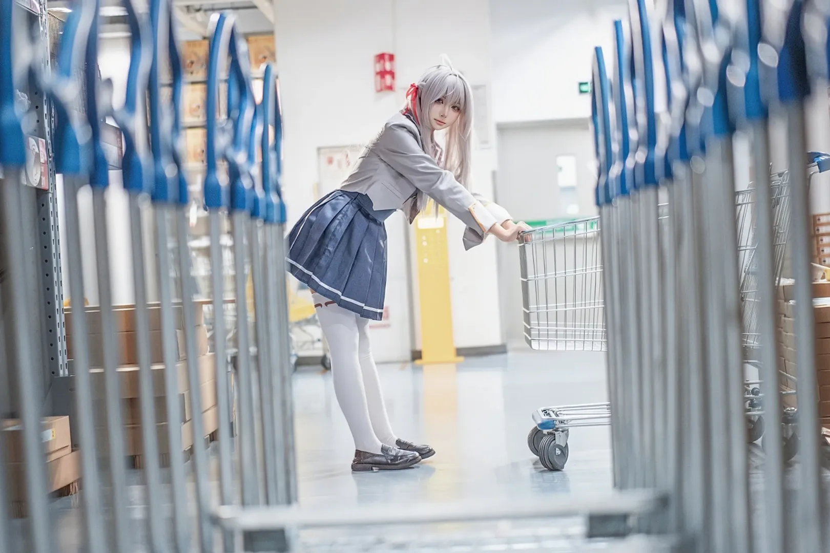 白毛cosplay, 艾莉同学cos, 不时轻声地以俄语遮羞的邻座艾莉同学, 学院风穿搭, 仓库人像摄影 - 第8张