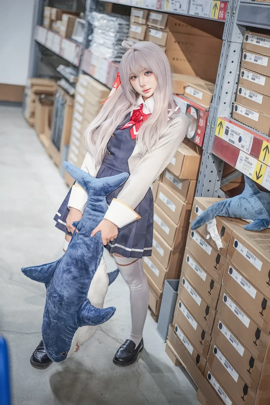 白毛cosplay, 艾莉同学cos, 不时轻声地以俄语遮羞的邻座艾莉同学, 学院风穿搭, 仓库人像摄影 - 第9张