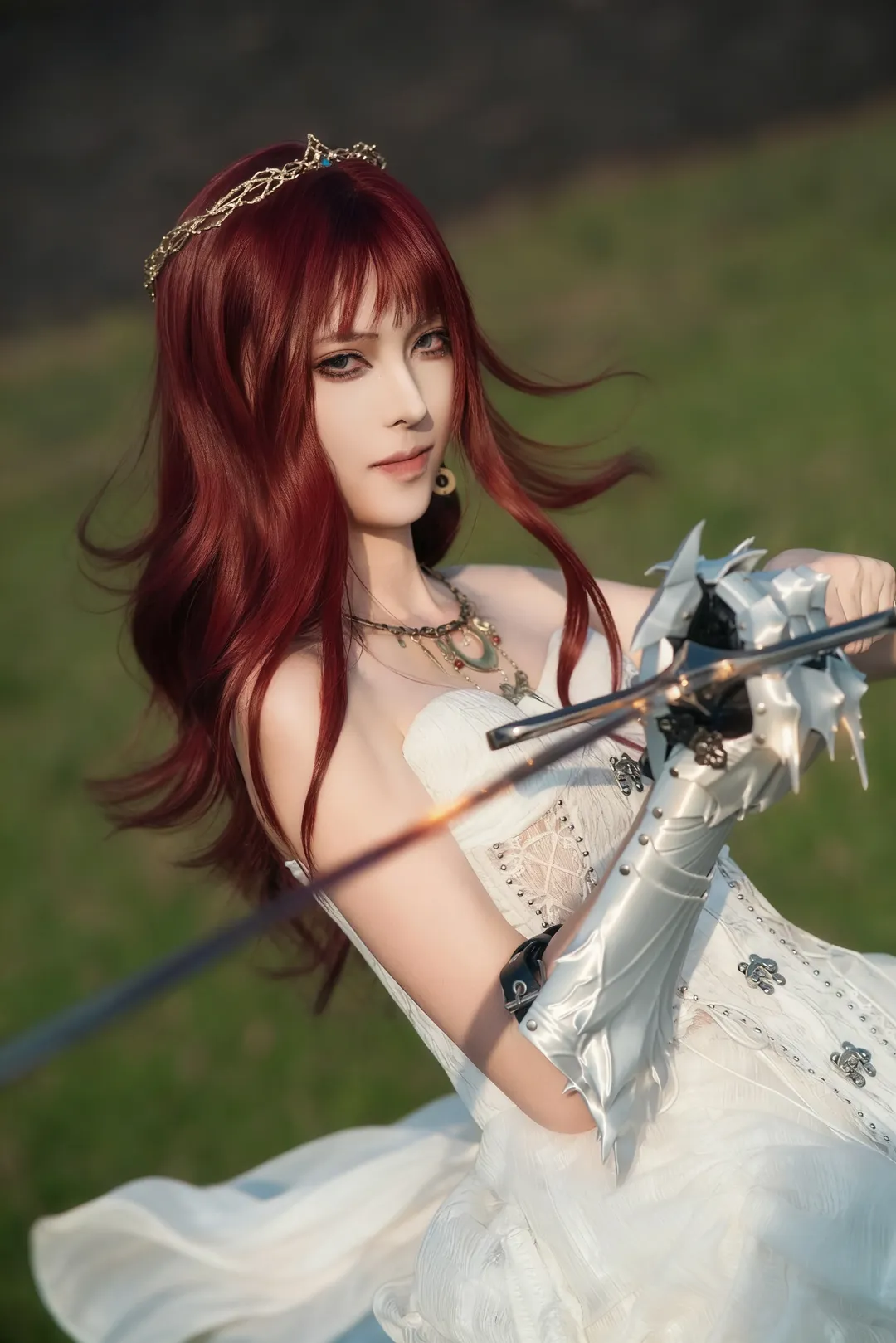 户外摄影, 红发cos, 女骑士cos, 白裙战斗装, 奇幻风cosplay - 第2张