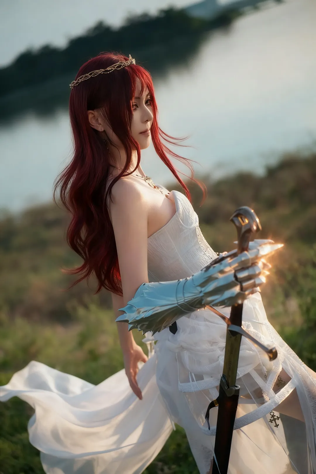 户外摄影, 红发cos, 女骑士cos, 白裙战斗装, 奇幻风cosplay - 第5张