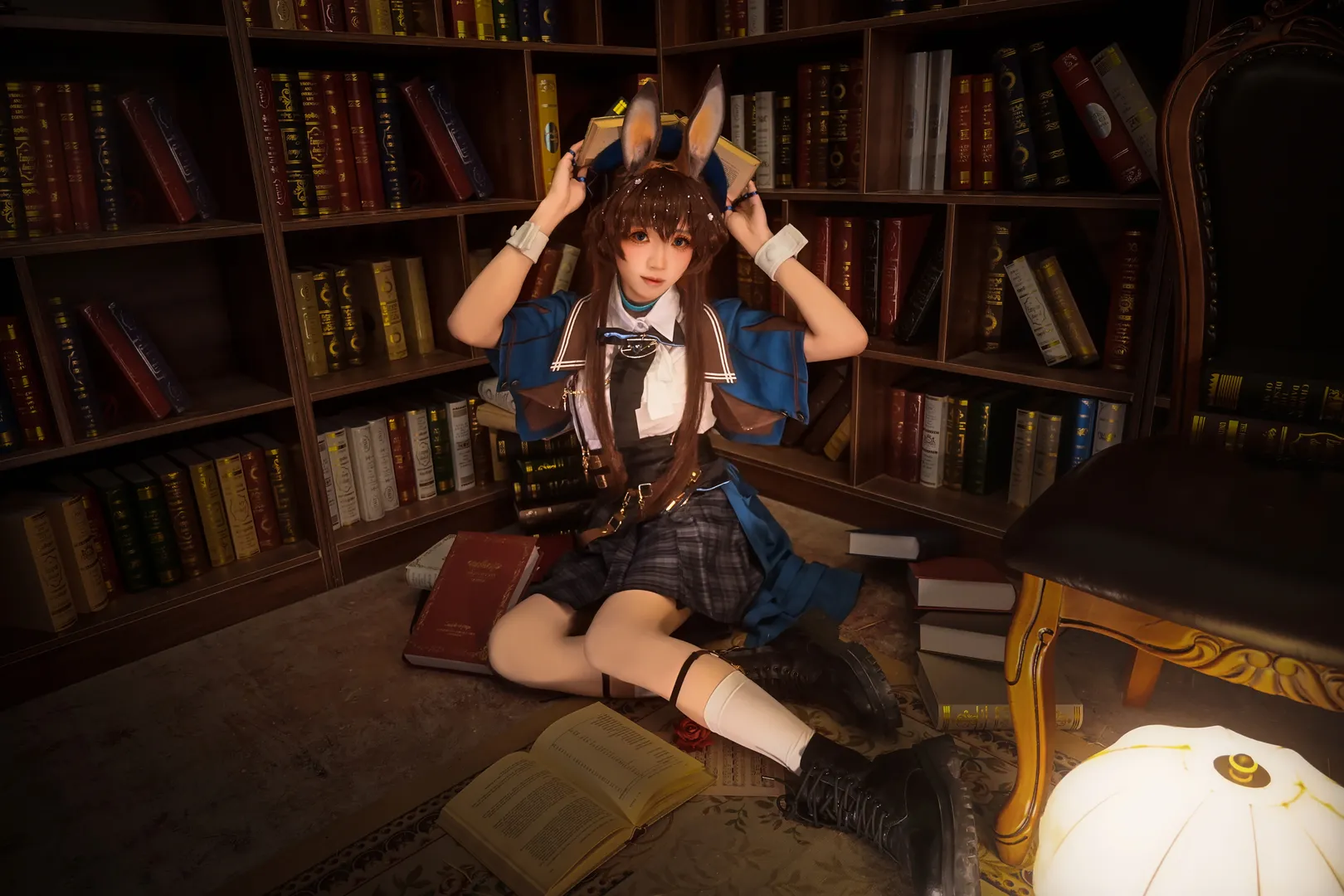 明日方舟, 阿米娅cos, cosplay正片, 图书馆写真, 阿米娅JR联动 - 第7张