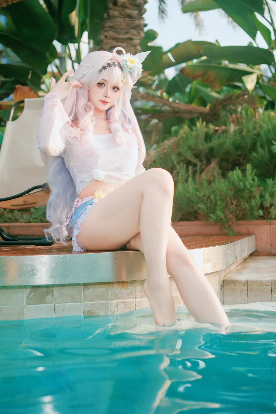 鸣潮, 达妮娅cos, 二次元cosplay, 夏日泳装, 泳池外景 - 第1张