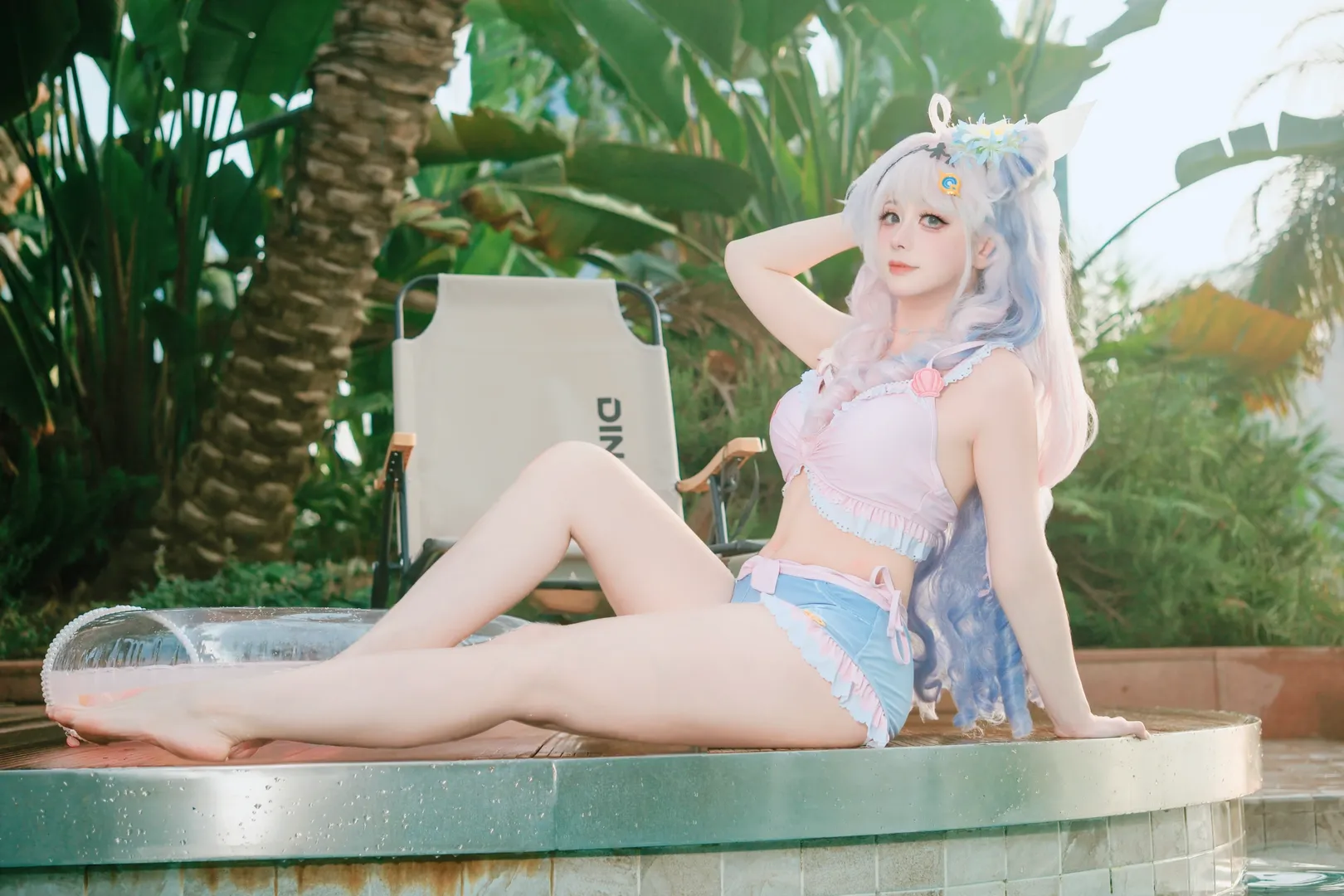 鸣潮, 达妮娅cos, 二次元cosplay, 夏日泳装, 泳池外景