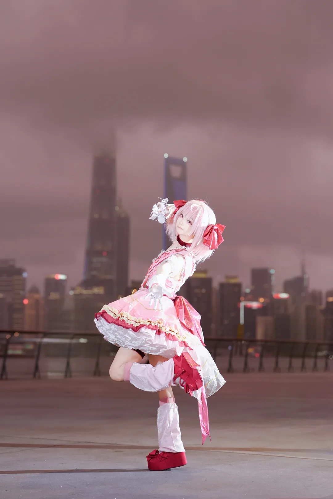 魔法少女まどか☆マギカ, ピンク系コスプレ, まどかコスプレ, 日本風撮影, 台風の日の雲 - 2枚目