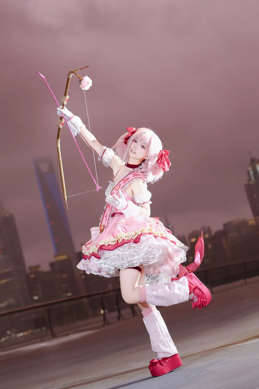 魔法少女まどか☆マギカ, ピンク系コスプレ, まどかコスプレ, 日本風撮影, 台風の日の雲 - 4枚目