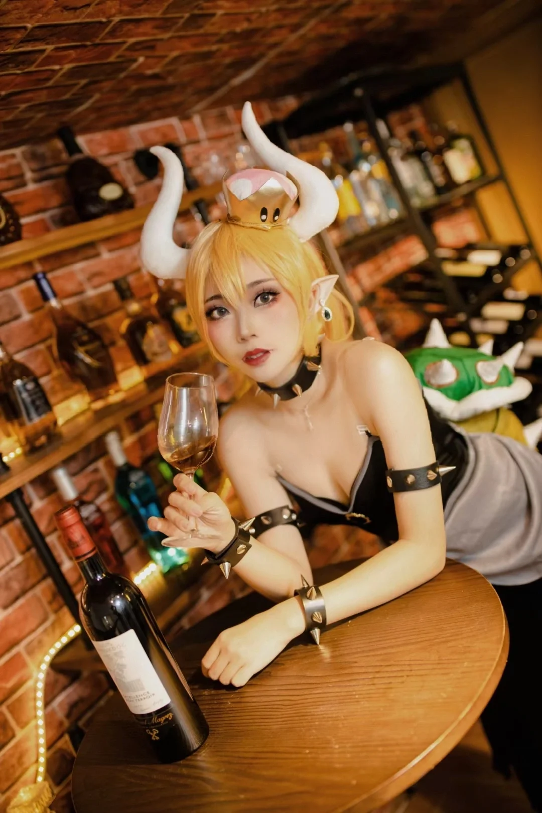 cosplay摄影, 二次元装扮, 精灵耳造型, 酒吧氛围cos, 金色短发