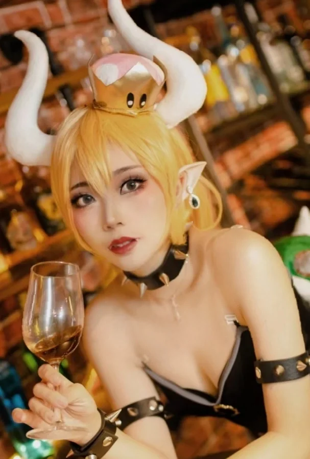 cosplay摄影, 二次元装扮, 精灵耳造型, 酒吧氛围cos, 金色短发 - 第2张