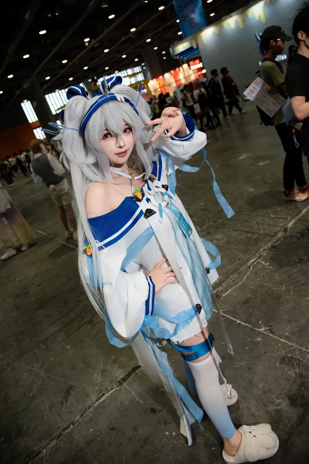 Convention photos, Casual cosplay, Anime-style fashion, Silver hair, red eyes, Convention diary